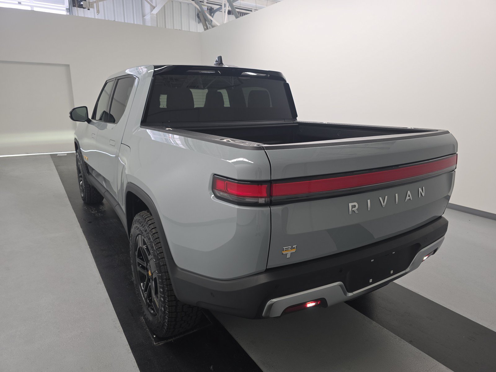 Used 2022 Rivian R1T Adventure AWD/4WD image 3