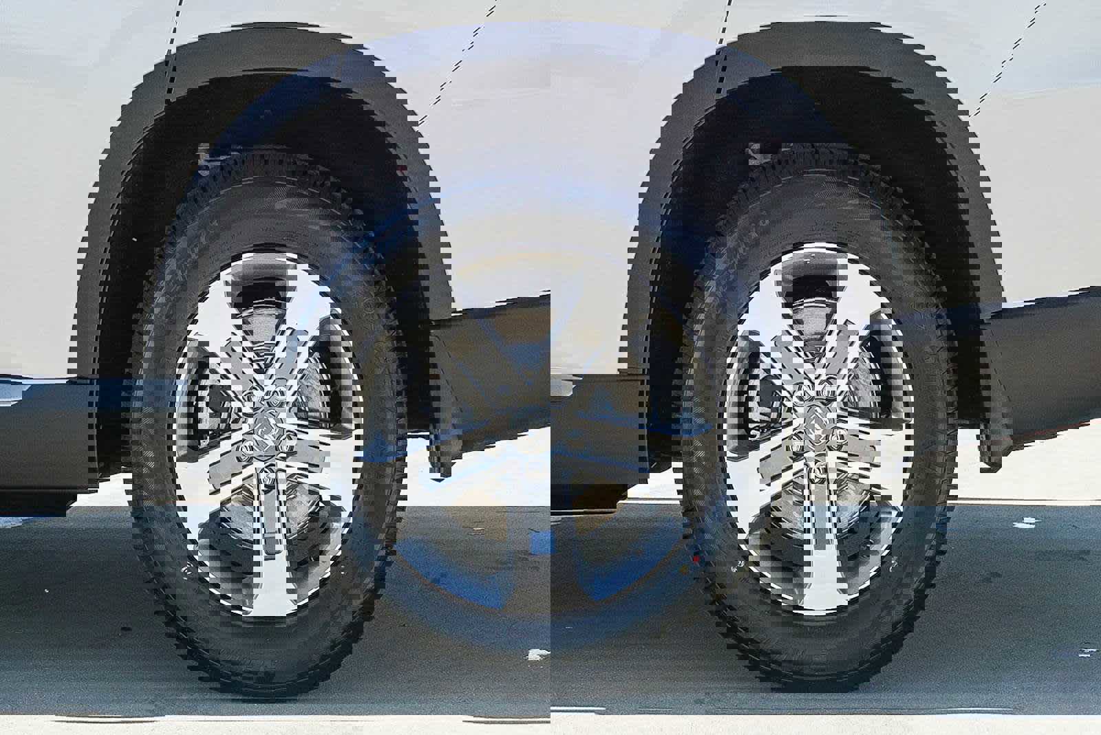 Used 2025 Honda Pilot EX-L image 9