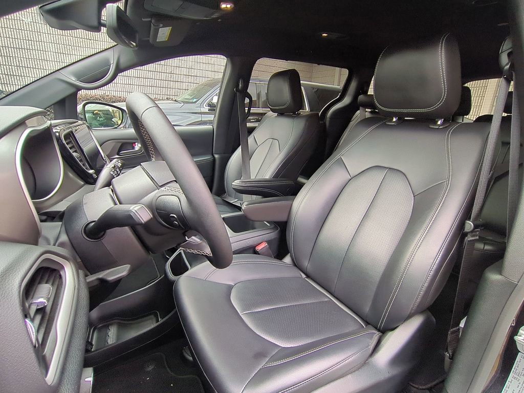 Used 2025 Chrysler Pacifica Select image 24