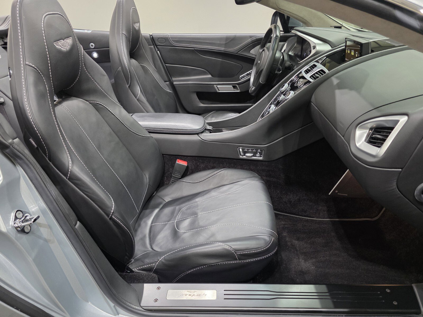 Used 2017 Aston Martin Vanquish Volante RWD image 23