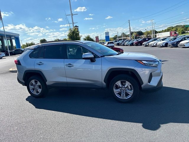 Used 2025 Toyota RAV4 XLE AWD/4WD image 4