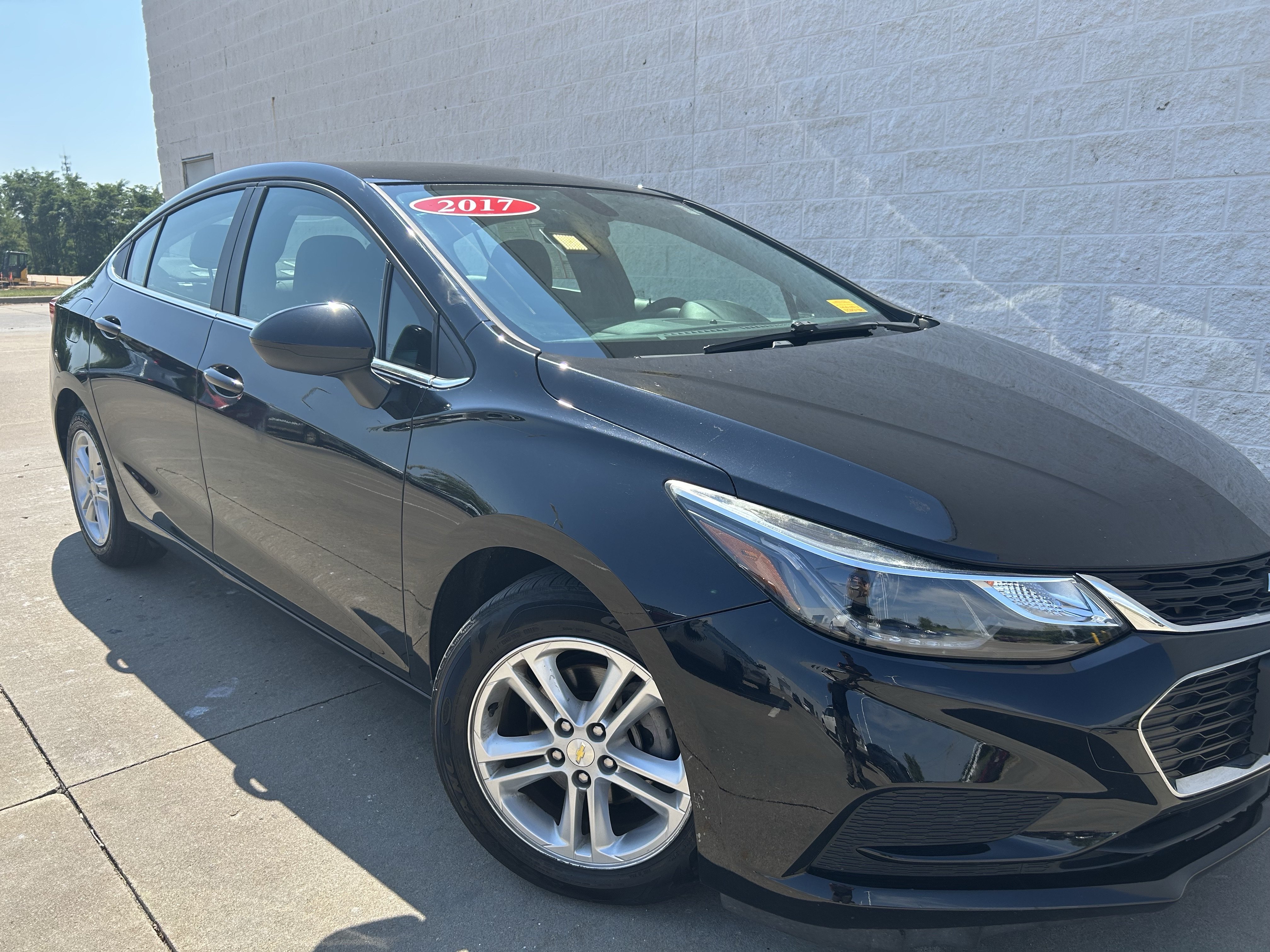 Used 2017 Chevrolet Cruze LT w/ Sun And Sound Package FWD image 6