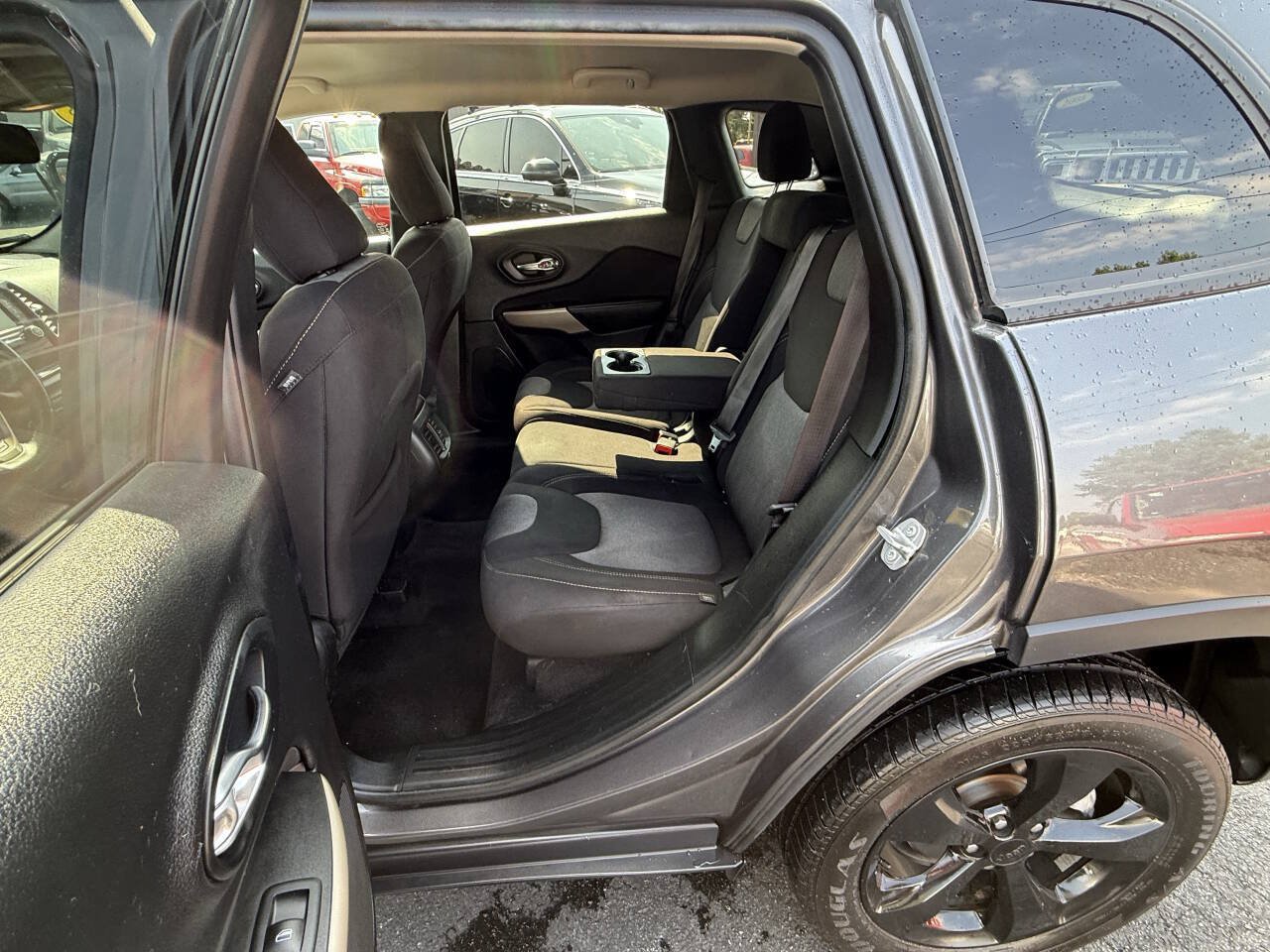 Used 2018 Jeep Cherokee Latitude w/ Altitude Package FWD image 17