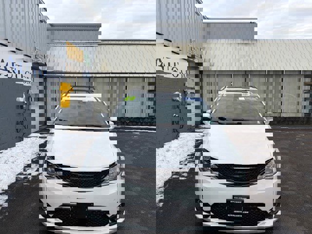 Used 2020 Chrysler Pacifica Touring-L w/ Advanced Safetytec Group image 4