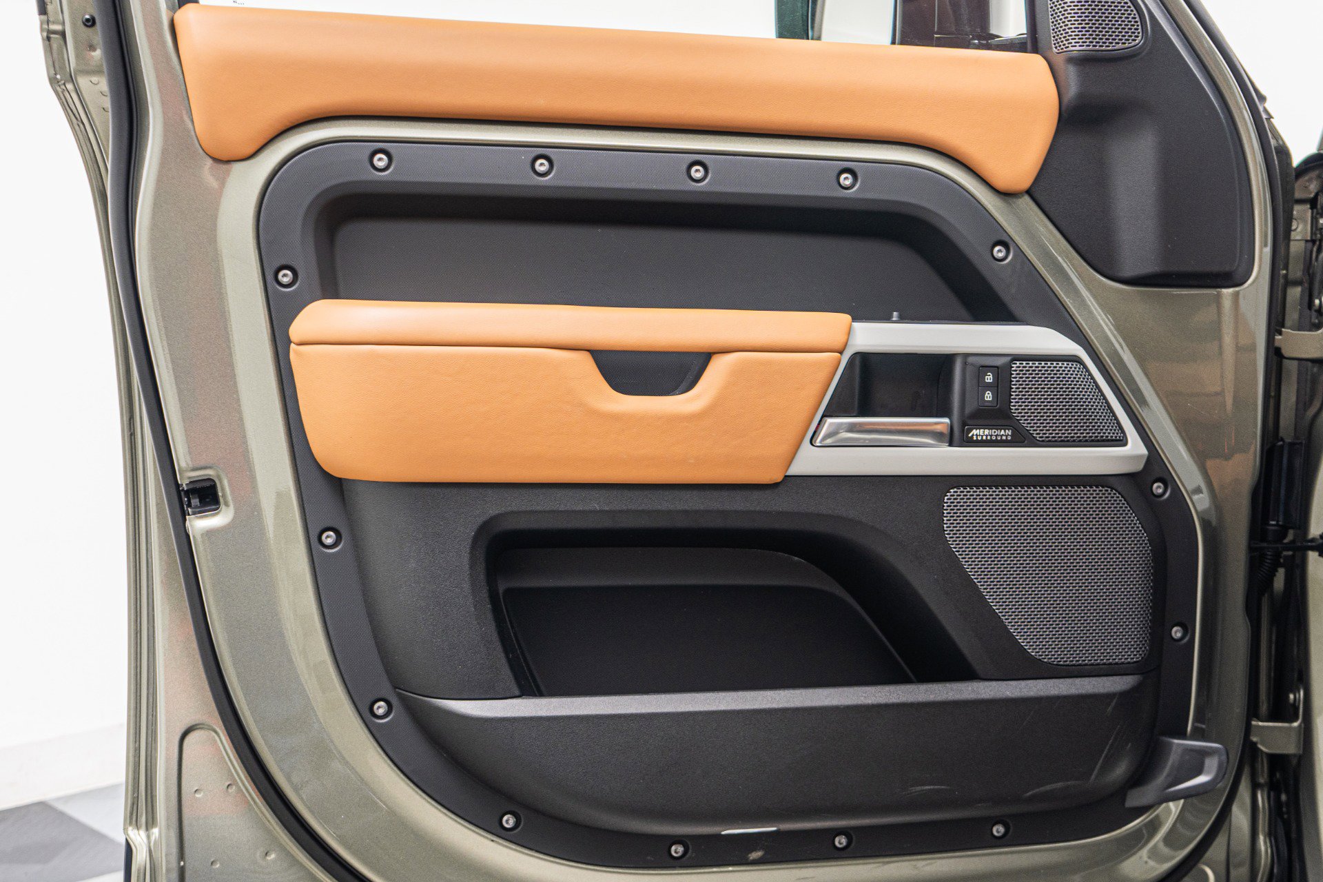 Used 2024 Land Rover Defender 110 SE image 43