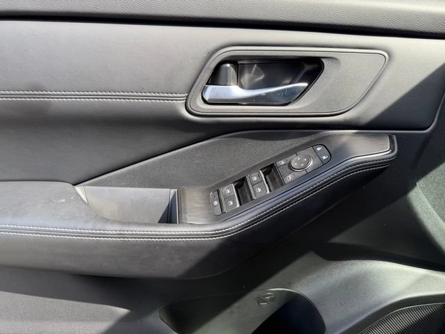 Used 2025 Nissan Rogue SL AWD/4WD image 16