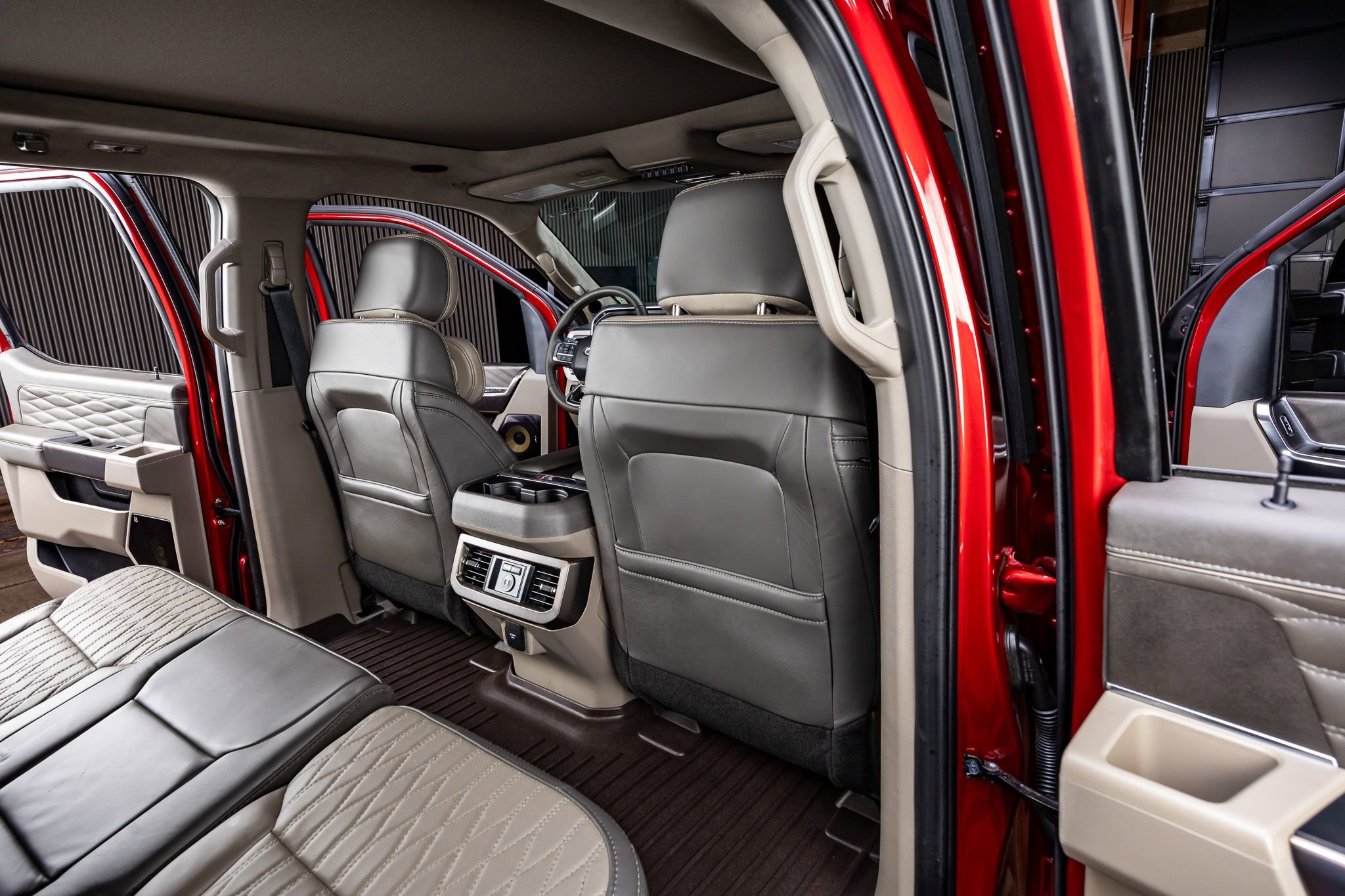 Used 2025 Ford F250 Platinum w/ Platinum Plus Package image 33