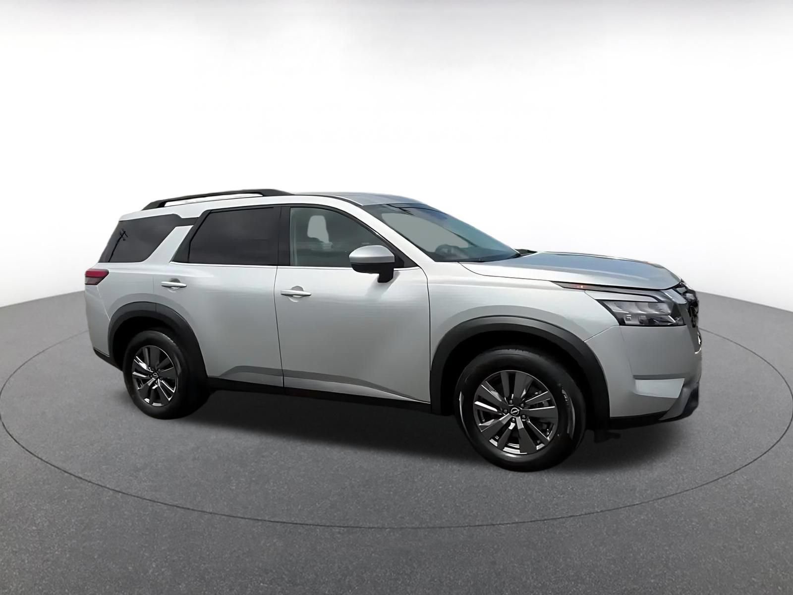 Used 2025 Nissan Pathfinder SV FWD image 2
