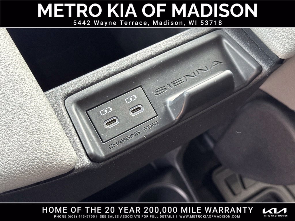 Used 2025 Toyota Sienna XLE AWD/4WD image 38