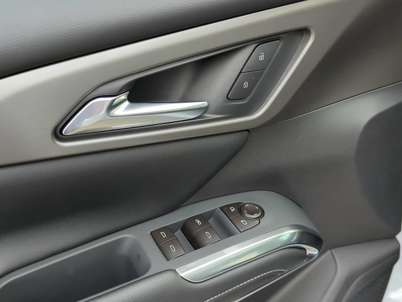 New 2027 Chevrolet Traverse LT w/ Sun and Wheel Package FWD image 7