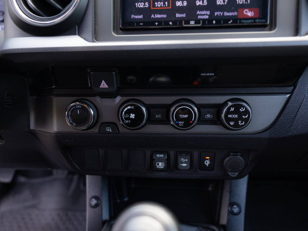 Used 2018 Toyota Tacoma TRD Sport AWD/4WD image 19