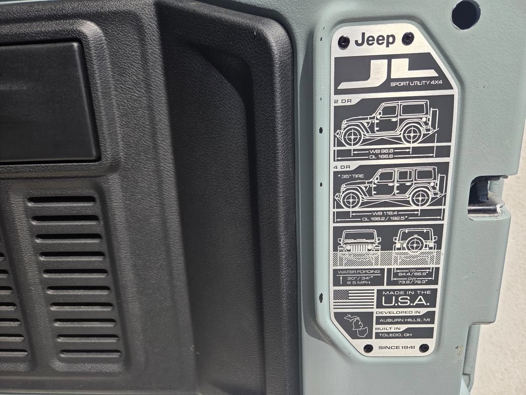 Used 2024 Jeep Wrangler Unlimited Sahara w/ Technology Group AWD/4WD image 11