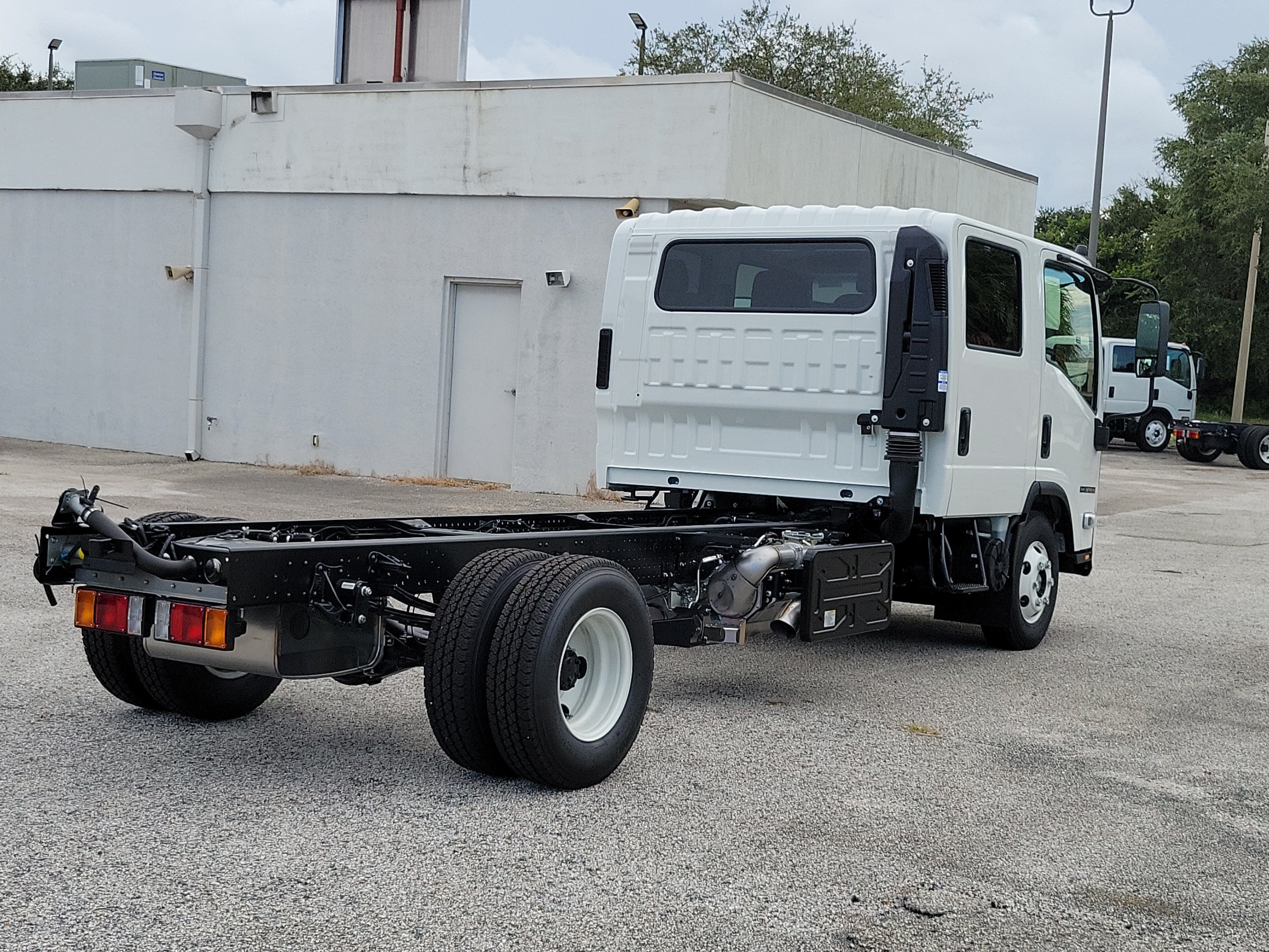 Used 2027 Isuzu NPR RWD image 4