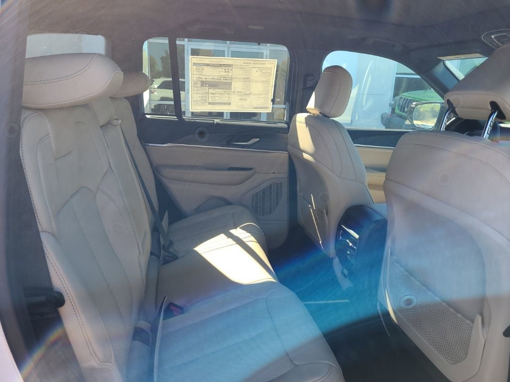 New 2025 Jeep Grand Cherokee Limited w/ Luxury Tech Group II image 21