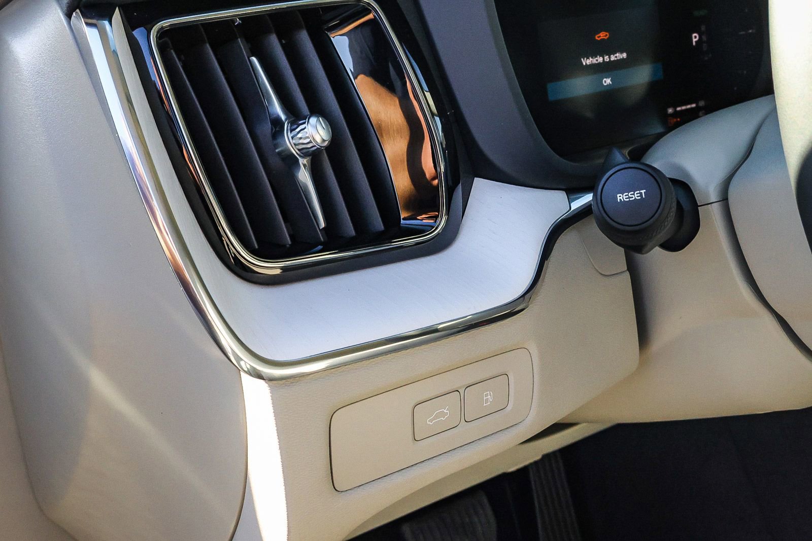 New 2026 Volvo XC60 T8 Ultra w/ Climate Package image 33