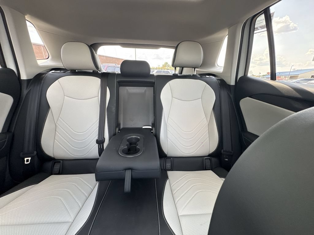 Used 2025 Volkswagen Tiguan SE AWD/4WD image 13
