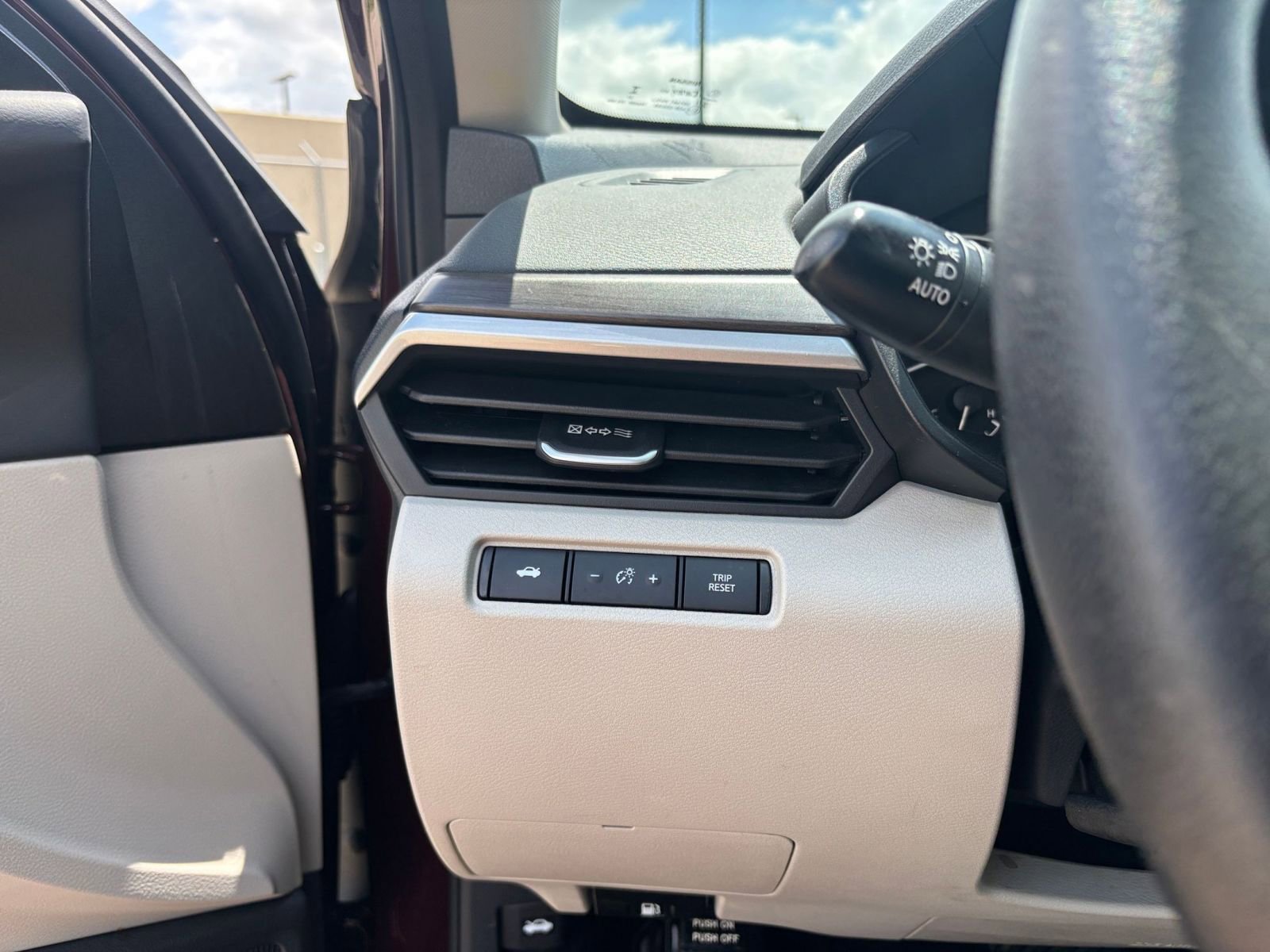 Used 2025 Nissan Altima 2.5 SV FWD image 33