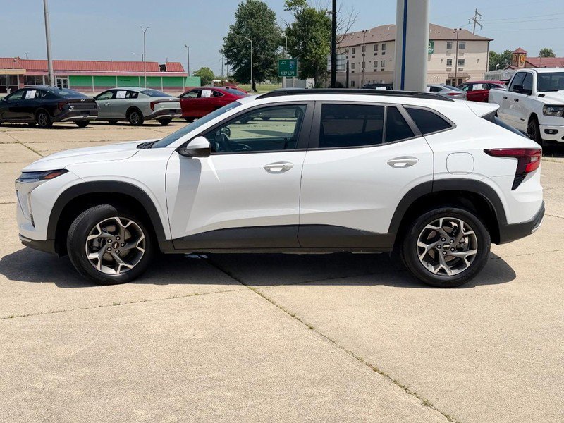 Used 2025 Chevrolet Trax LT w/ LT Convenience Package FWD image 6