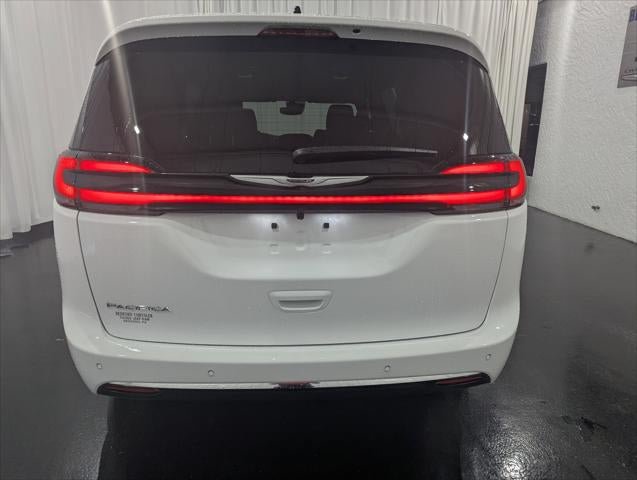 New 2026 Chrysler Pacifica Select image 38