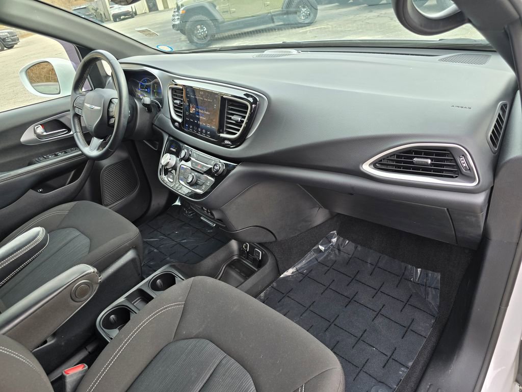 Used 2020 Chrysler Pacifica Touring w/ S Appearance Package image 29