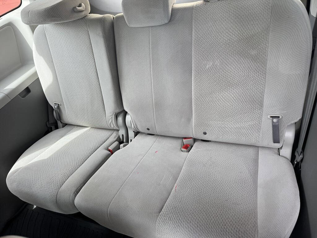 Used 2013 Toyota Sienna LE w/ Towing Pkg FWD image 22