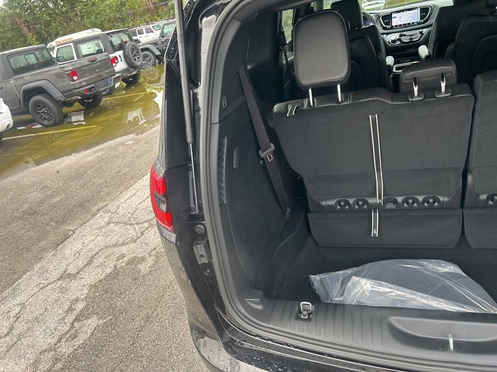 New 2026 Chrysler Pacifica Select FWD image 31