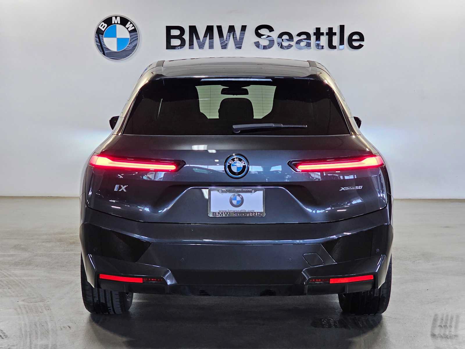Used 2024 BMW iX xDrive50 w/ Sport Package AWD/4WD image 5