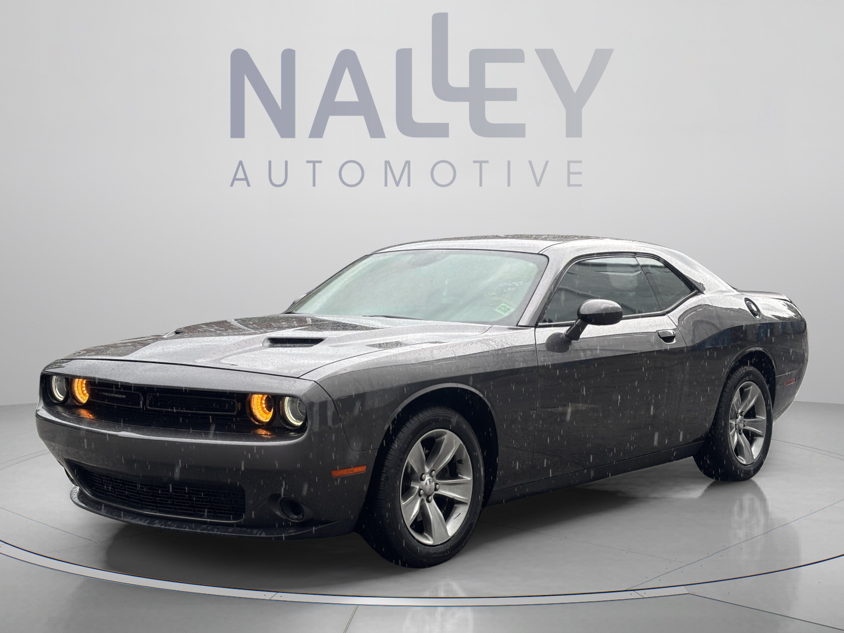 Used 2016 Dodge Challenger SXT RWD image 2