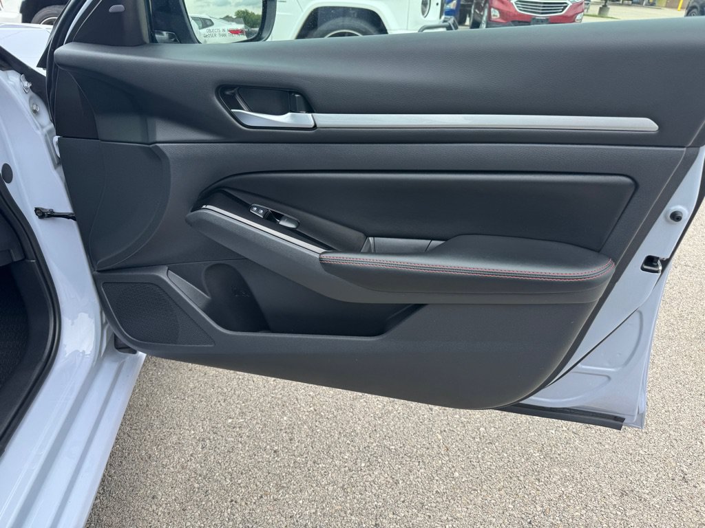 Used 2025 Nissan Altima 2.5 SR FWD image 13