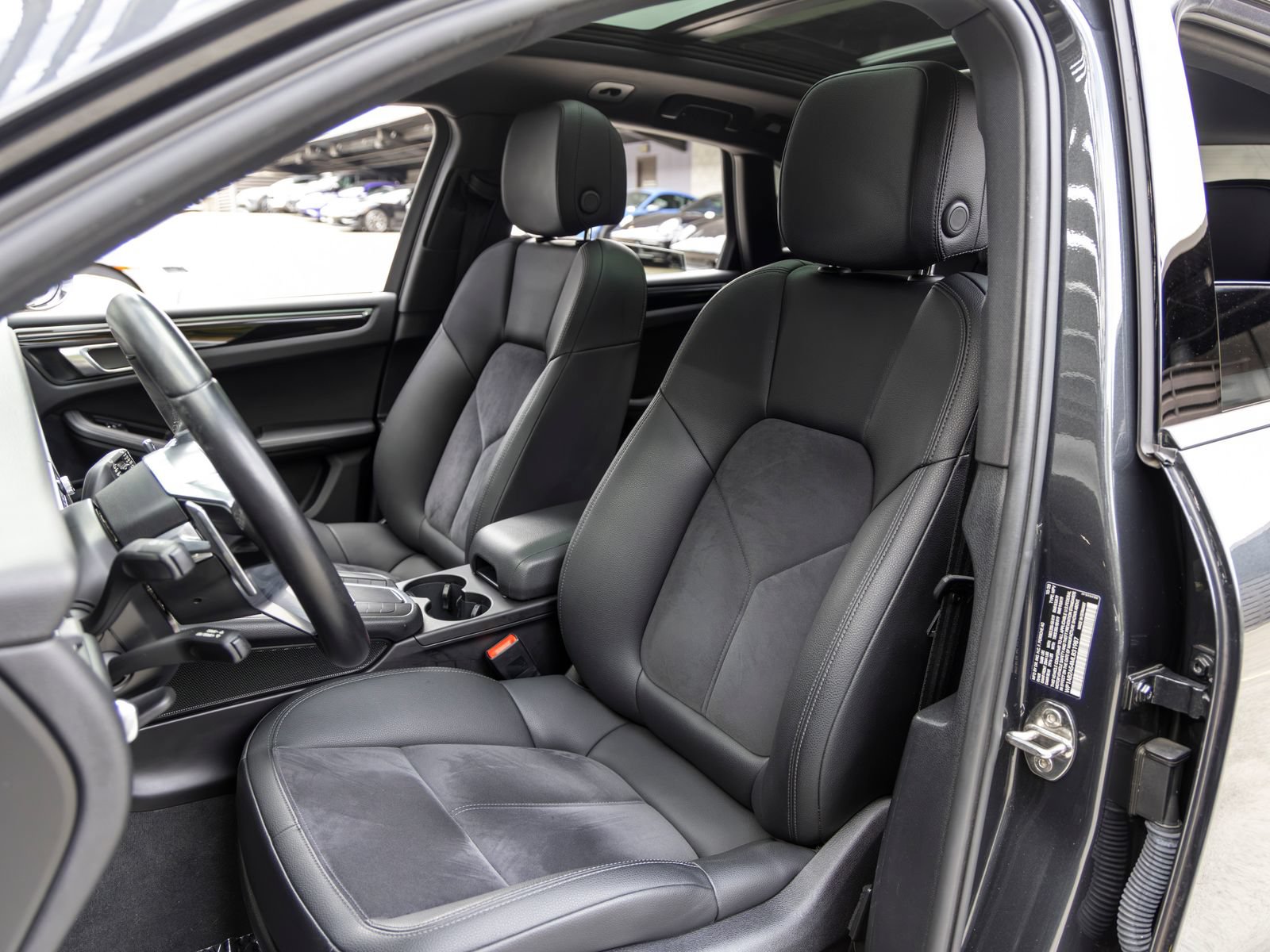 Certified 2021 Porsche Macan S AWD/4WD image 5