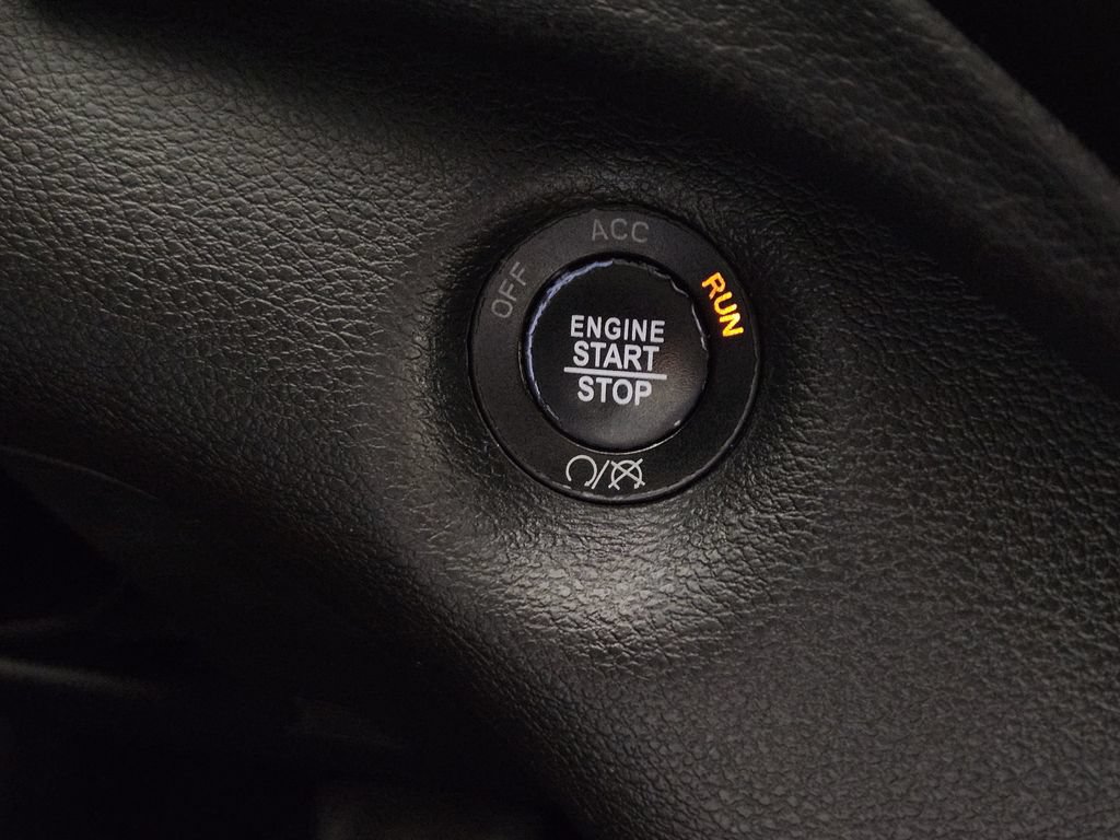 Used 2019 Jeep Cherokee Latitude Plus FWD image 18