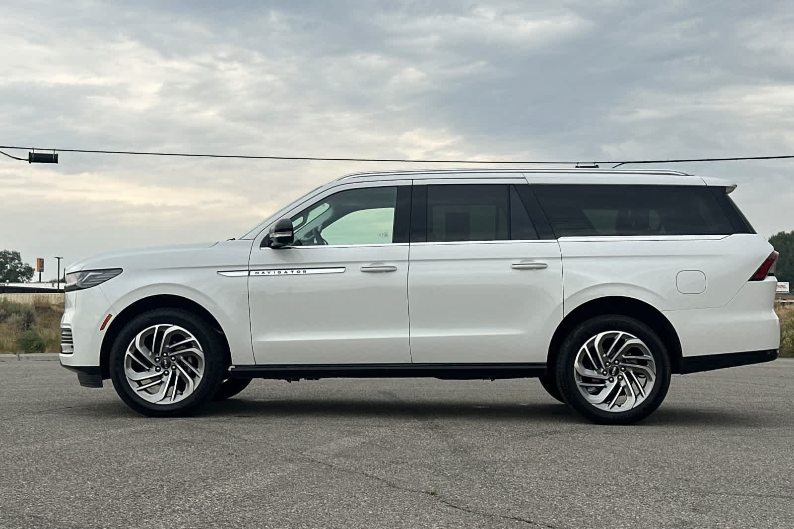 Used 2026 Lincoln Navigator L Reserve AWD/4WD image 5