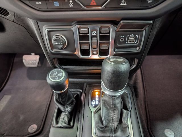 Used 2025 Jeep Wrangler Unlimited Sahara AWD/4WD image 21