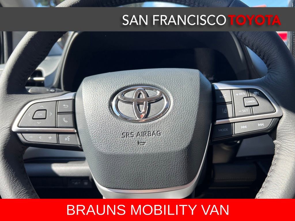 Used 2026 Toyota Sienna XLE FWD image 40