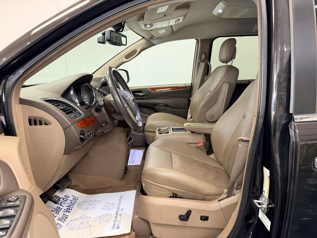 Used 2014 Chrysler Town & Country Touring-L w/ Driver Convenience Group FWD image 5