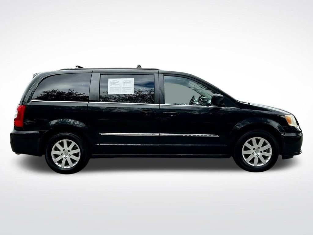 Used 2014 Chrysler Town & Country Touring image 4