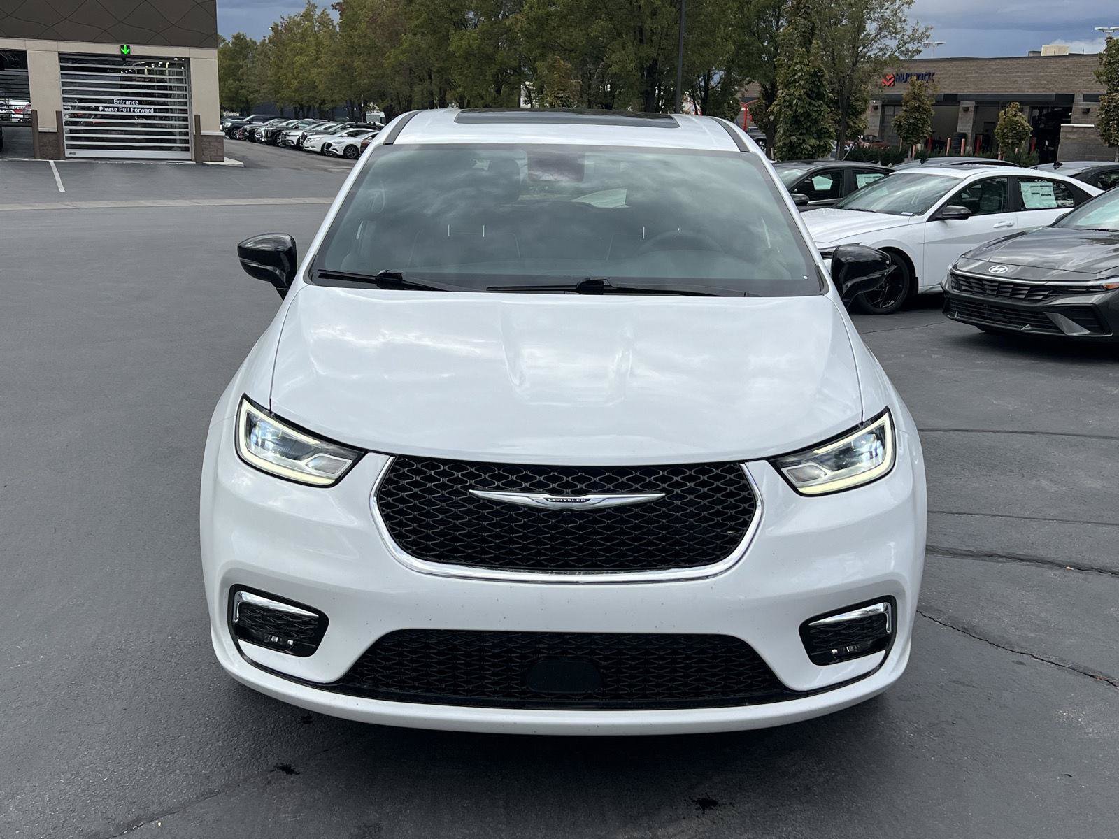 Used 2026 Chrysler Pacifica Limited AWD/4WD image 14