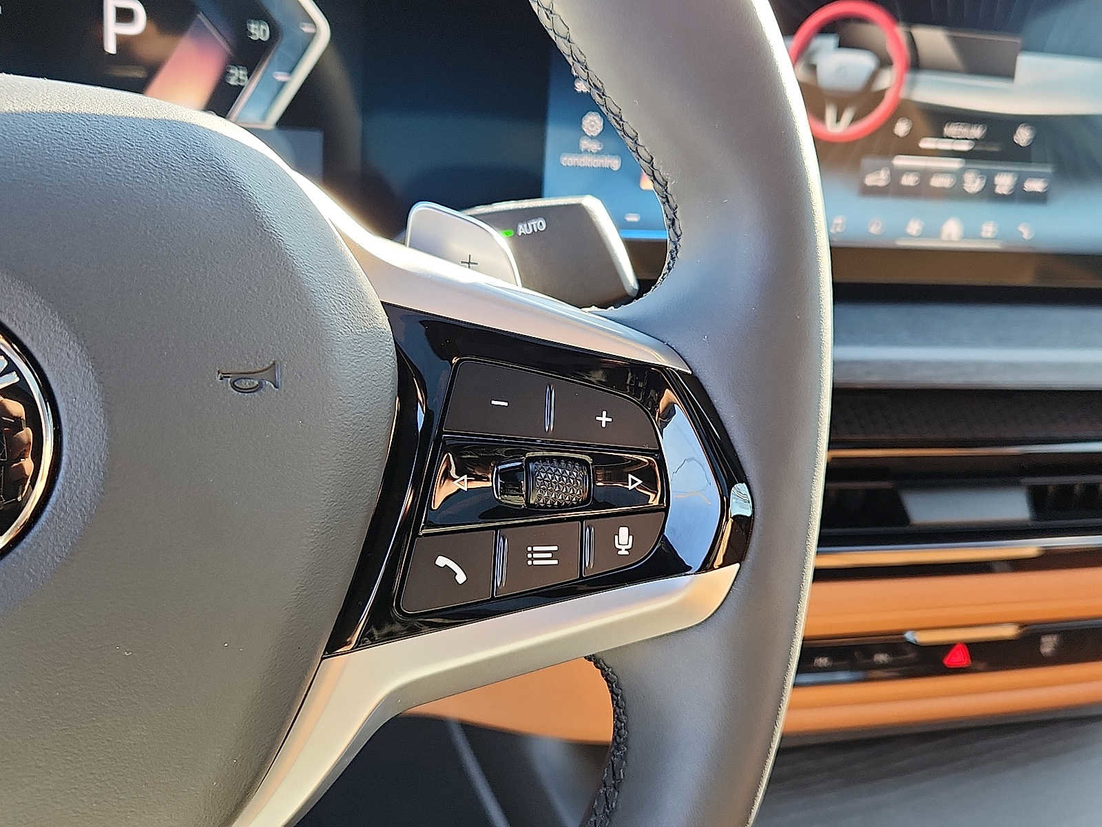 Used 2025 BMW 430i xDrive Coupe w/ Convenience Package image 21