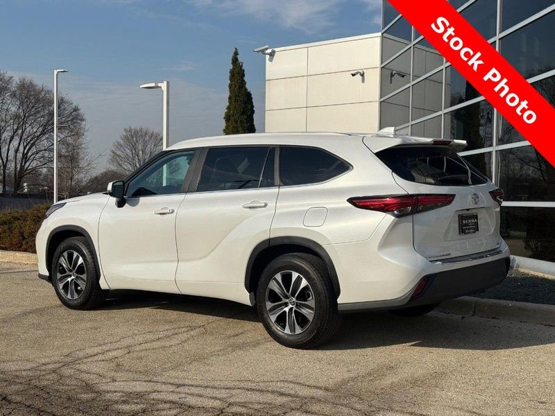 Used 2023 Toyota Highlander XLE image 5