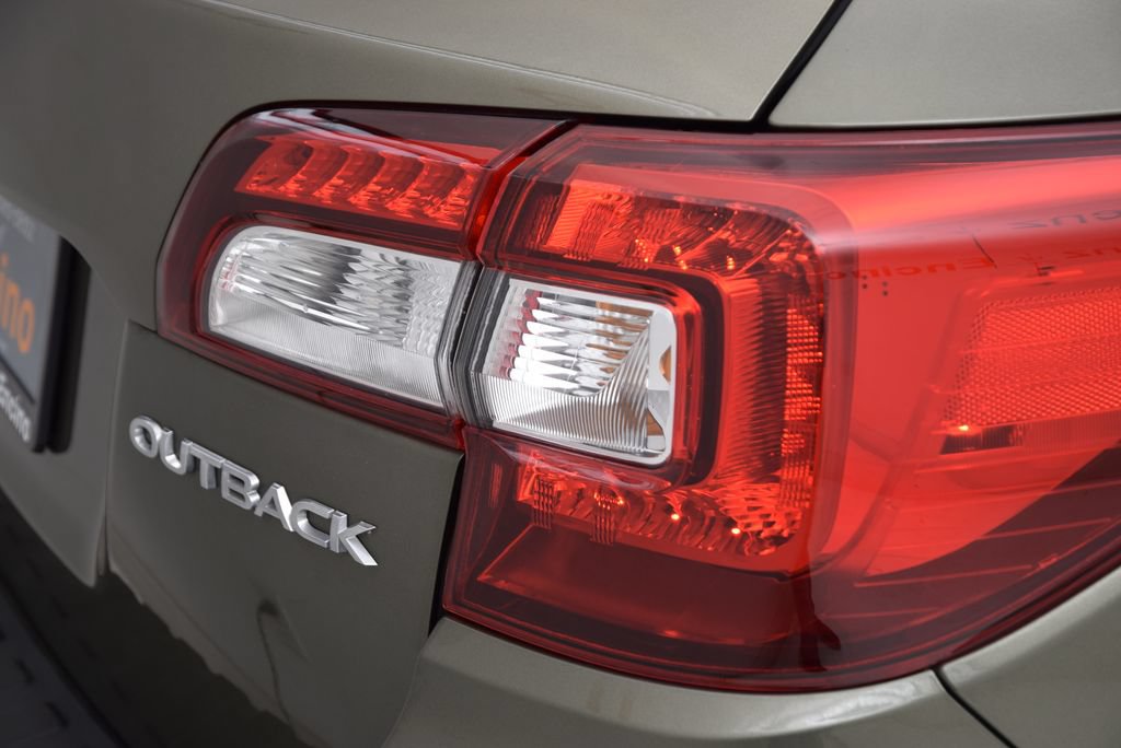 Used 2018 Subaru Outback 2.5i Limited AWD/4WD image 14