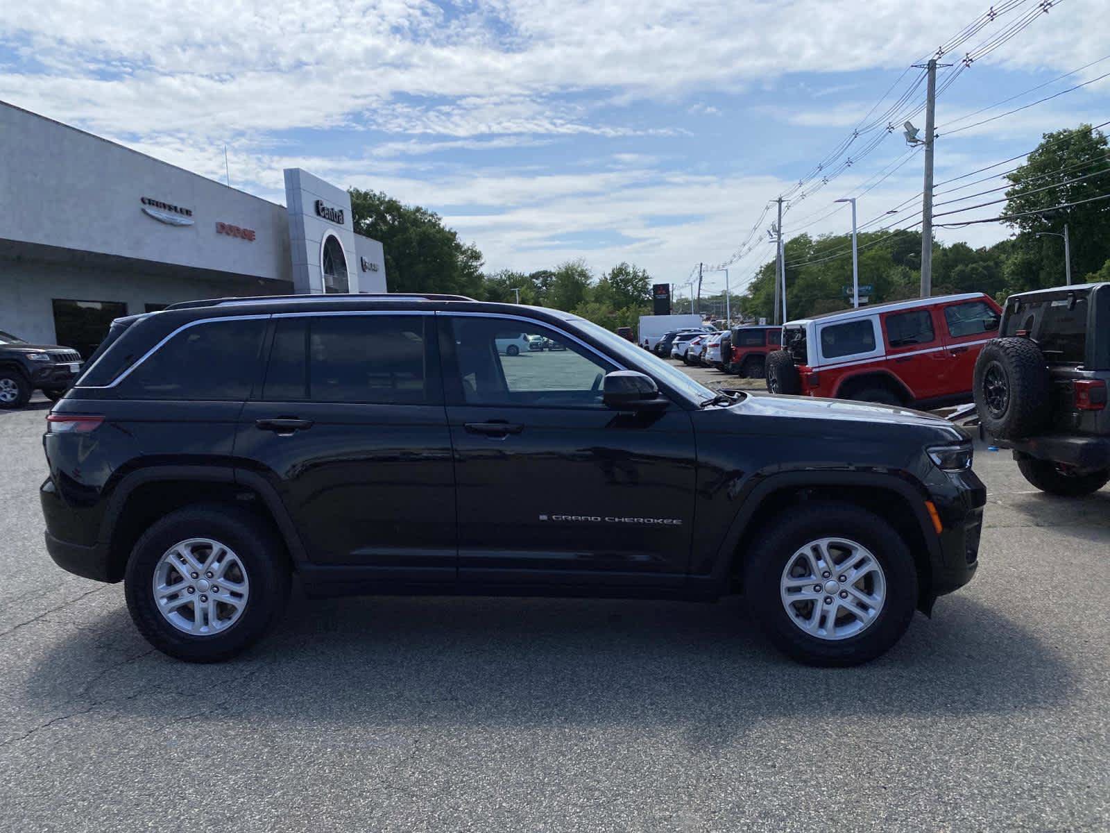 Certified 2023 Jeep Grand Cherokee Laredo w/ Luxury Tech Group I AWD/4WD image 2