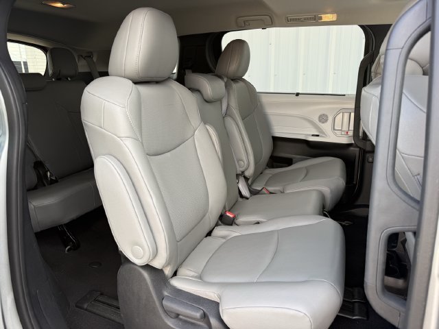 Used 2025 Toyota Sienna XLE FWD image 33