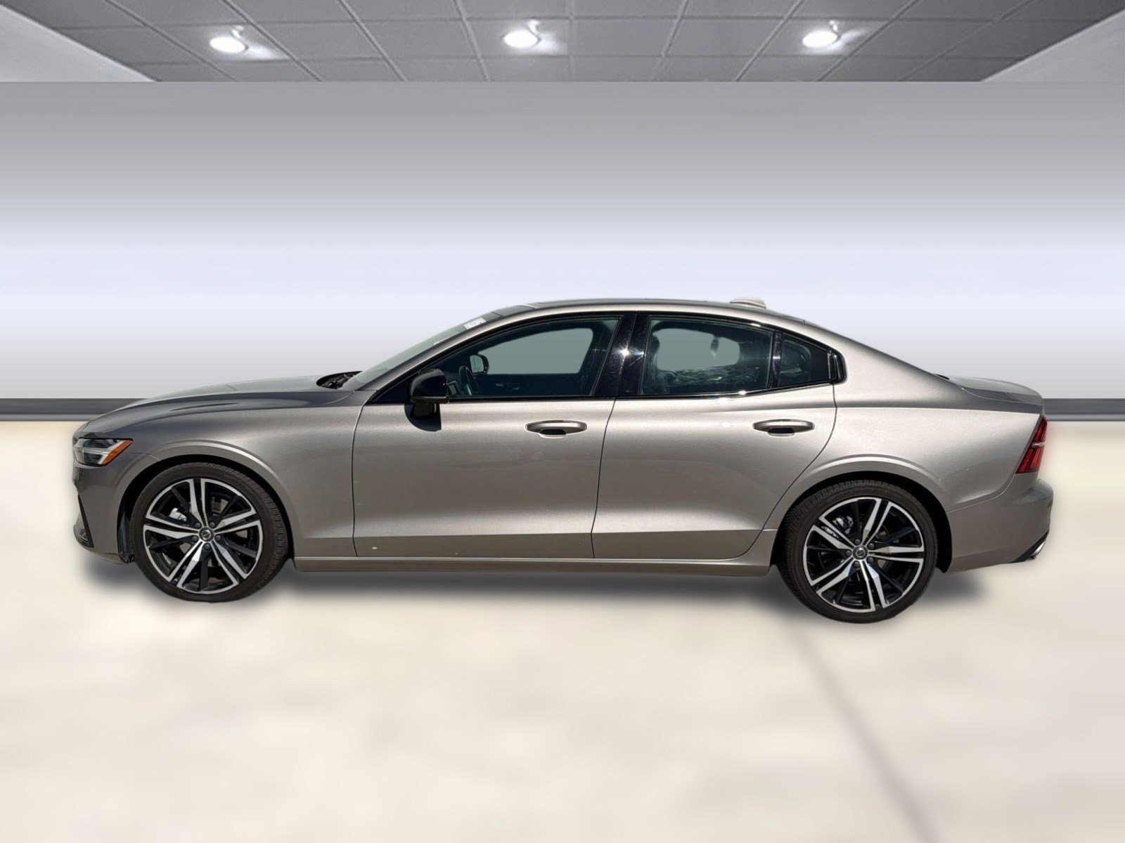 Used 2019 Volvo S60 T5 R-Design image 2