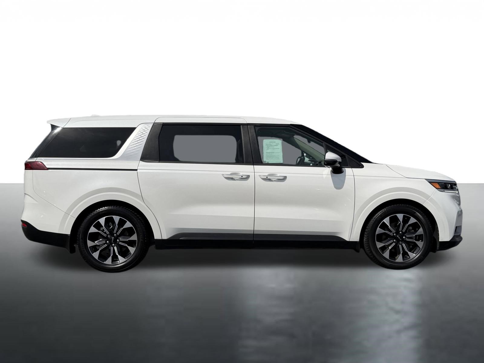 Used 2022 Kia Carnival EX image 9