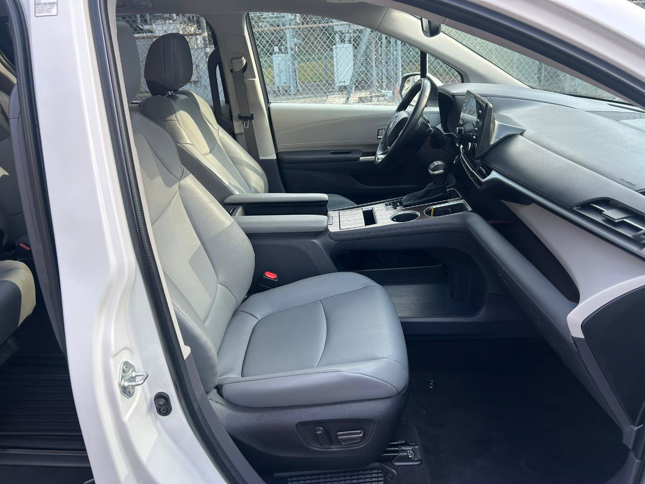 Used 2023 Toyota Sienna XLE AWD/4WD image 18