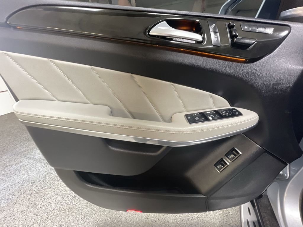 Used 2015 Mercedes-Benz GL 550 4MATIC image 23