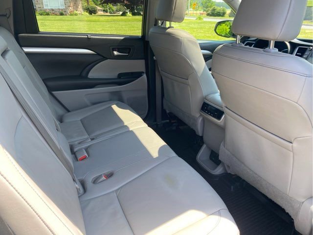 Used 2019 Toyota Highlander XLE image 26