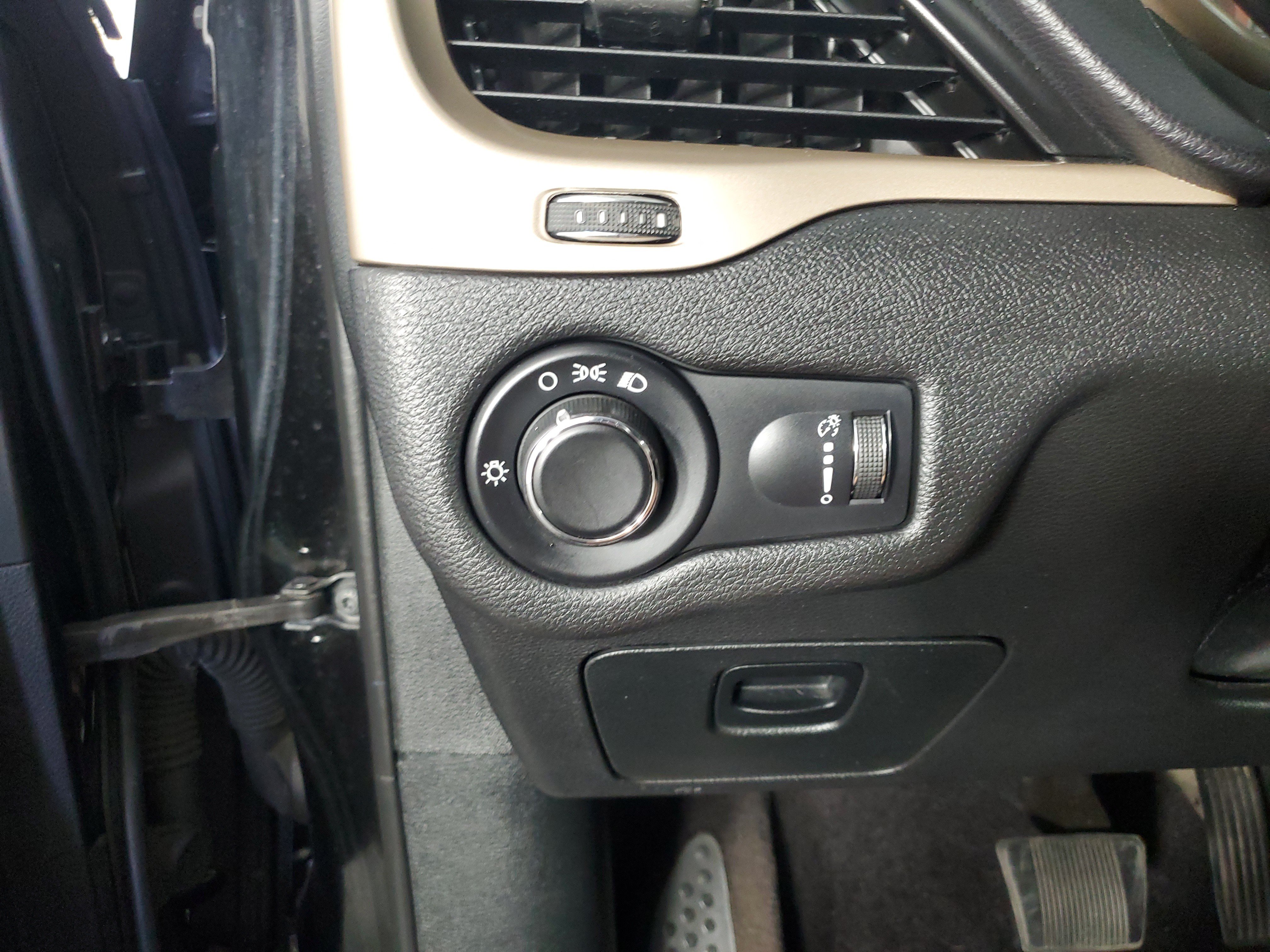 Used 2017 Jeep Cherokee Sport FWD image 25