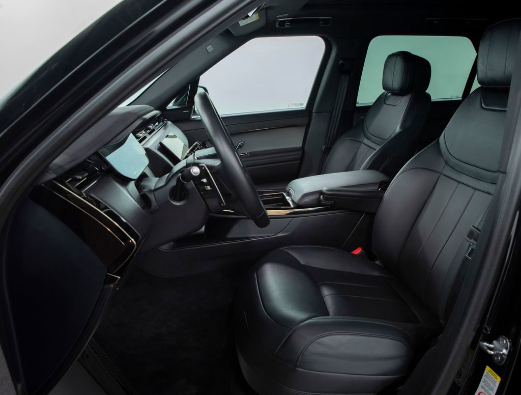 Used 2025 Land Rover Range Rover Sport SE image 8