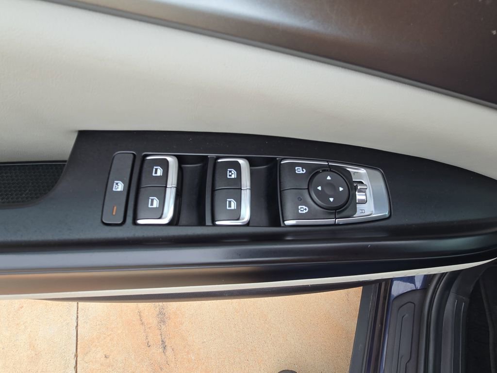 Used 2024 Kia Carnival LX FWD image 28